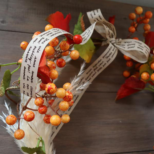 グレビレアと赤いクリスマスリース サンキライ 野ばらの実 ローゼル