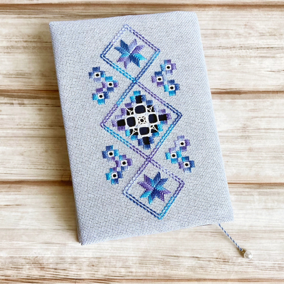 華やかブルーのハーダンガー刺繍のブックカバー②-B（文庫本