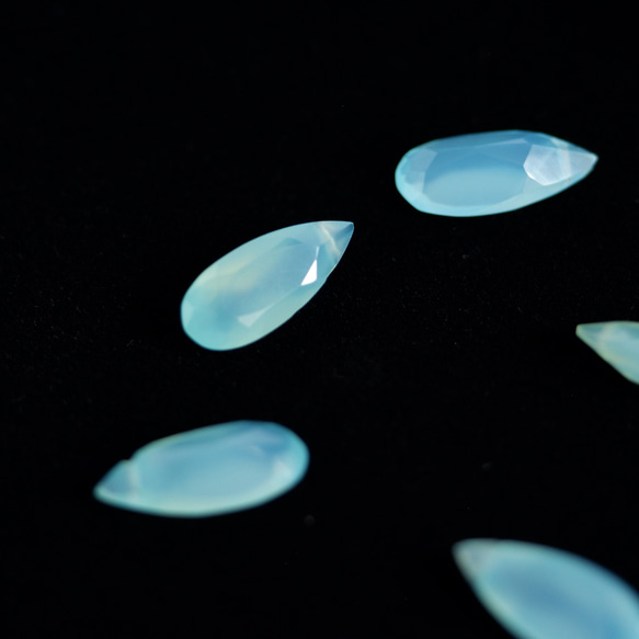 宝石質ブルーカルセドニーAAA　ペアシェイプファセットカット　12×5×3ｍｍ　1粒 4枚目の画像