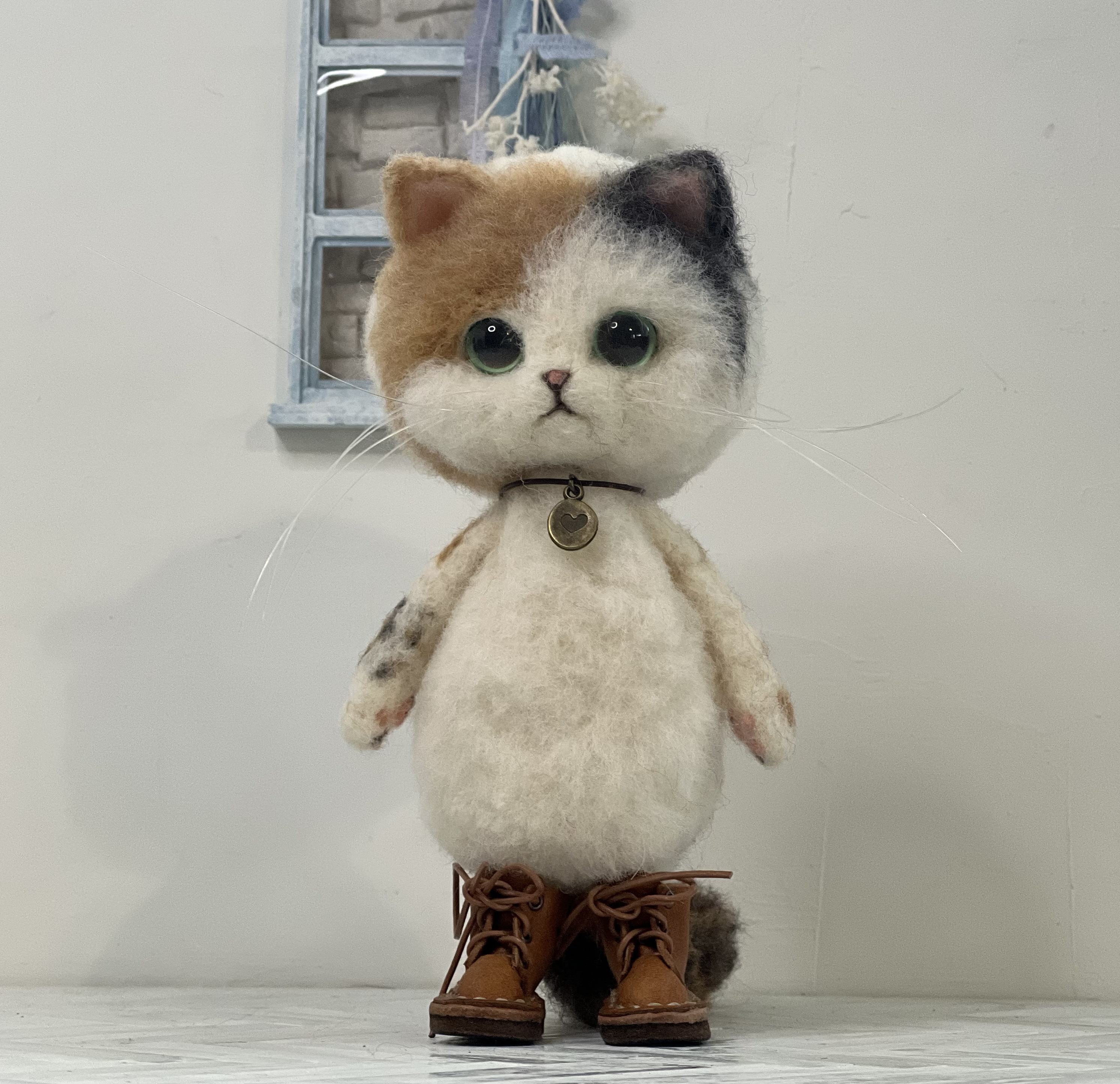 三毛猫の人形 羊毛フェルト ねこ ぬいぐるみ 羊毛フェルト nachumaro