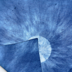 送料無料　"ムーンライト"2　藍染リネン風呂敷　絞り染め　スカーフ　月　光 3枚目の画像