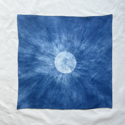 送料無料　"ムーンライト"2　藍染リネン風呂敷　絞り染め　スカーフ　月　光 2枚目の画像