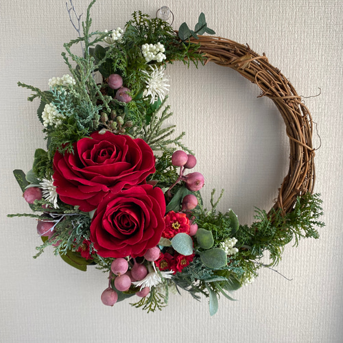 商品名【心愛】ゆきこ♥真っ赤な薔薇とカーネーションのフラワーリース Creema限定』【送料無料】赤いバラのクリスマスリース アーティ