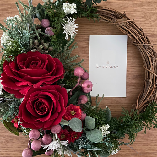 特大✨クリスマス縦長リース✨赤バラプリザ＆ポインセチア＆バラ（アーティフィシャル ポインセチア1000株が高さ4メートルの真っ赤なクリスマスタワーに 秋田