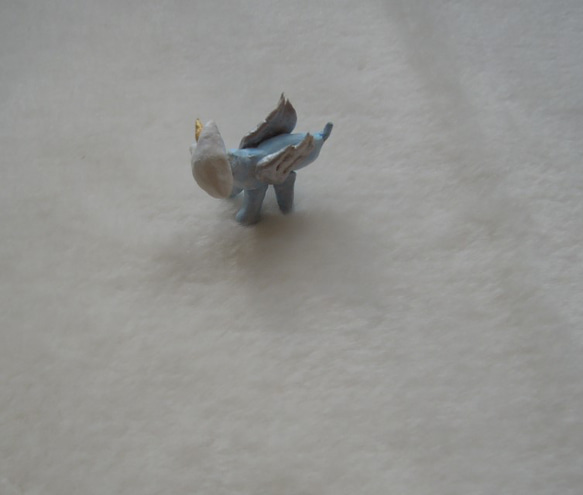 金色の角と銀色の翼をもつ子犬 1枚目の画像
