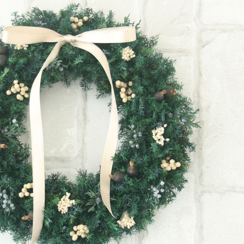 針葉樹と西洋ネズのクリスマスリース♡ クリスマスリース、スワッグ オンラインショップに掲載いたしました