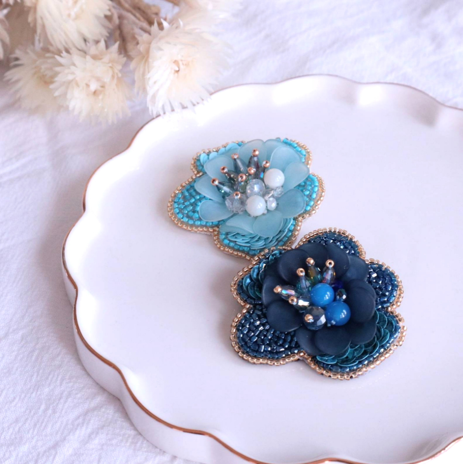 立体花びらがポイント☆お花のビーズ刺繍ブローチ