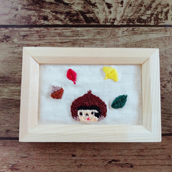 秋の刺繍　ふわこちゃん　紅葉　フォトフレーム　手刺繍　木の実　フォトスタンド 1枚目の画像