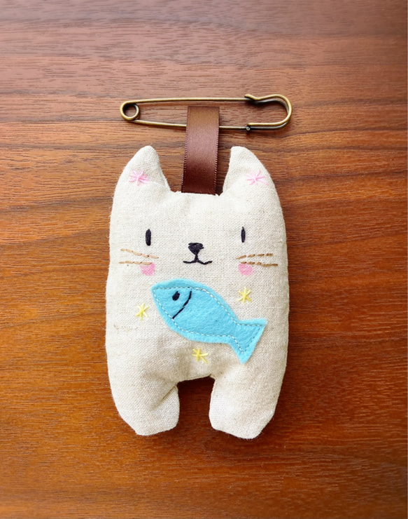 猫ちゃんのぬいぐるみバッグチャーム（フェルト刺繍） 2枚目の画像