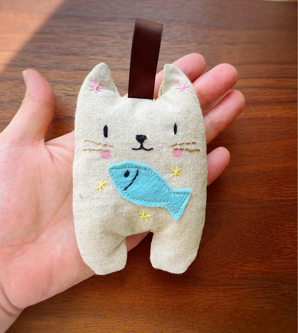 猫ちゃんのぬいぐるみバッグチャーム（フェルト刺繍） 3枚目の画像