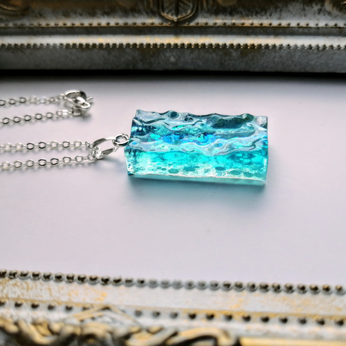 コバルトブルーの海の蓄光ネックレス / レジン / 波 / 夏 ネックレス