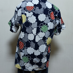 着物リメイク 紺地のポップな花柄の浴衣地のアロハシャツ メンズXL 8枚目の画像