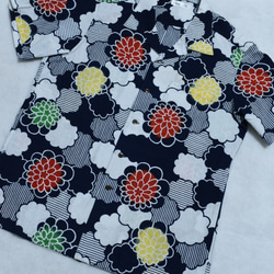 着物リメイク 紺地のポップな花柄の浴衣地のアロハシャツ メンズXL 2枚目の画像