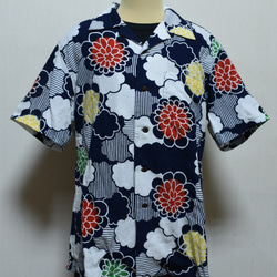 着物リメイク 紺地のポップな花柄の浴衣地のアロハシャツ メンズXL 6枚目の画像