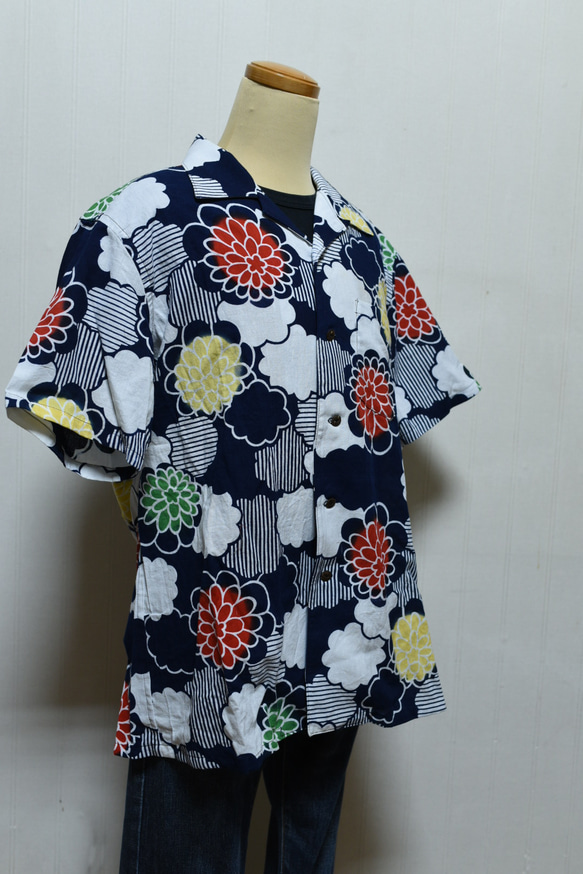 着物リメイク 紺地のポップな花柄の浴衣地のアロハシャツ メンズXL 7枚目の画像