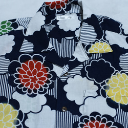 着物リメイク 紺地のポップな花柄の浴衣地のアロハシャツ メンズXL 3枚目の画像