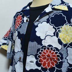 着物リメイク 紺地のポップな花柄の浴衣地のアロハシャツ メンズXL 1枚目の画像