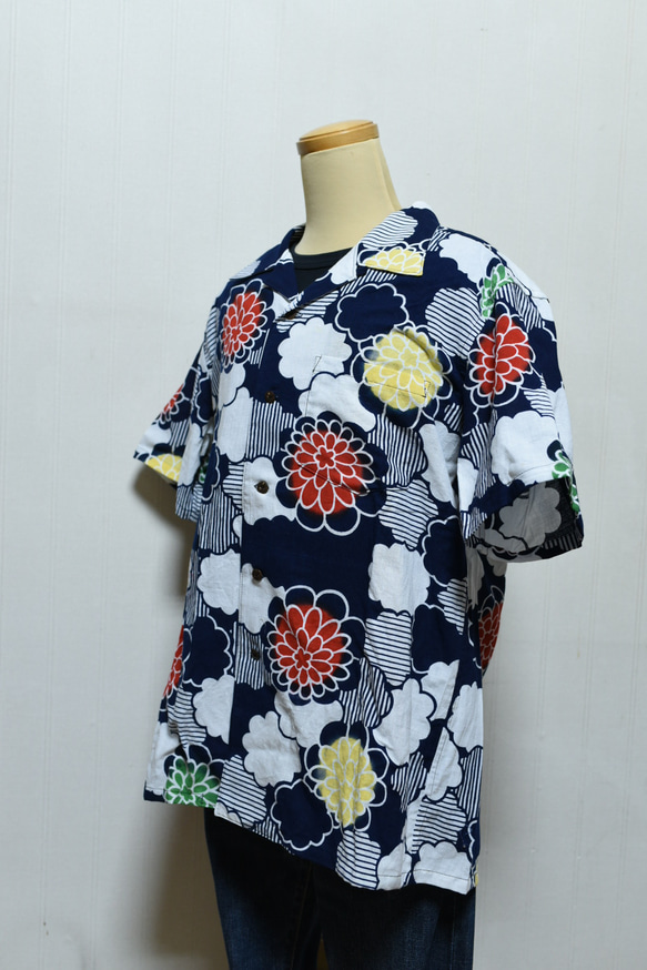 着物リメイク 紺地のポップな花柄の浴衣地のアロハシャツ メンズXL 4枚目の画像
