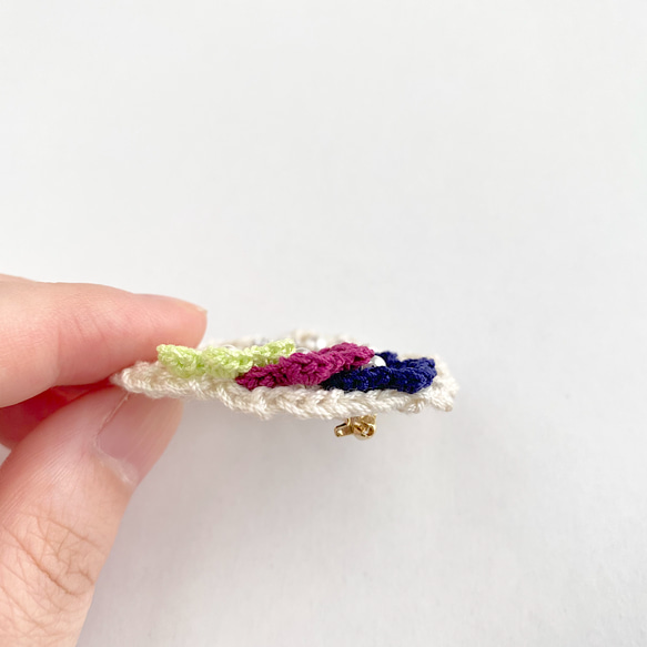 ぶどうイメージ　手編み花モチーフとパールのリースブローチ《紺×赤紫×黄緑》 4枚目の画像