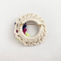 ぶどうイメージ　手編み花モチーフとパールのリースブローチ《紺×赤紫×黄緑》 5枚目の画像