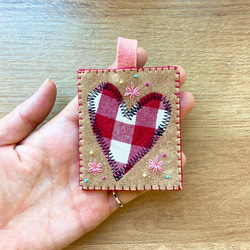 フェルト刺繍　ハート形が可愛いバックチャーム 4枚目の画像