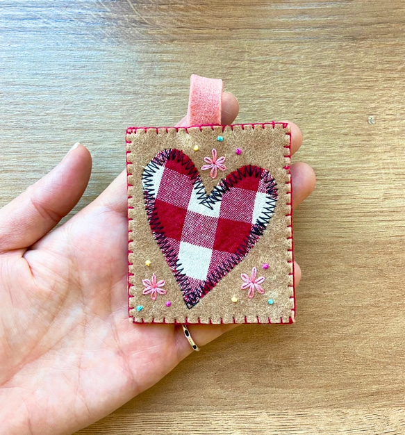 フェルト刺繍　ハート形が可愛いバックチャーム 4枚目の画像