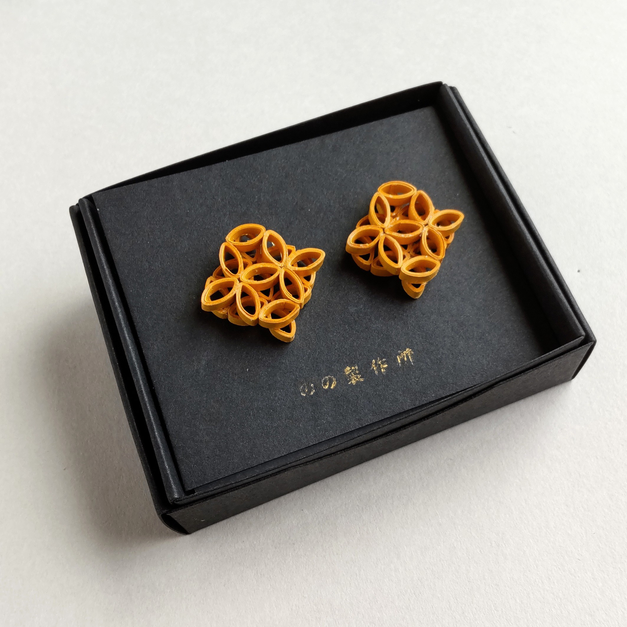 マスタードイエローの金木犀ピアス(イヤリング)　大人のレトロな秋色アクセサリー　金属アレルギー対応可