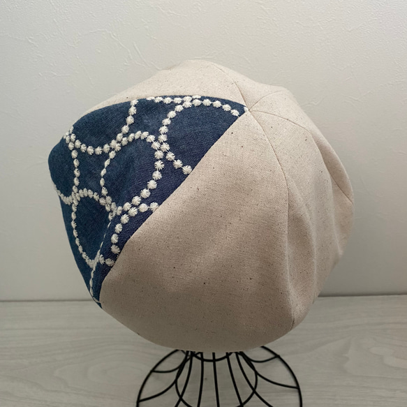 送料無料　綿麻と刺繍生地のベレー帽（ブルー） 2枚目の画像