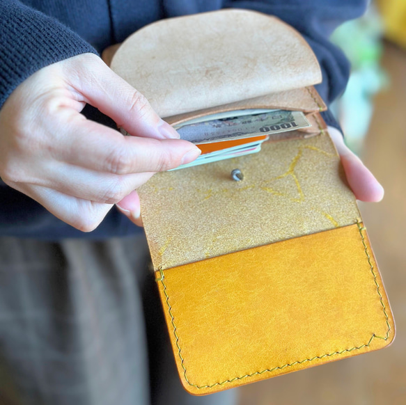 個性的！手縫いコンパクト革財布【輪っか】イタリアンレザーでくるりと包む自由な財布・イエロー 4枚目の画像