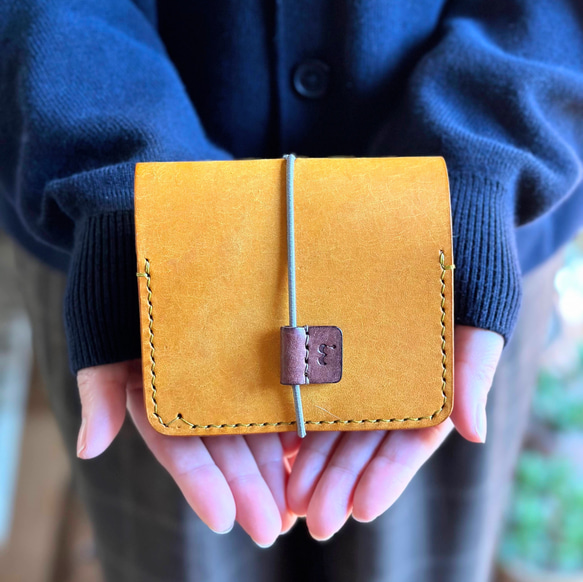 個性的！手縫いコンパクト革財布【輪っか】イタリアンレザーでくるりと包む自由な財布・イエロー 1枚目の画像