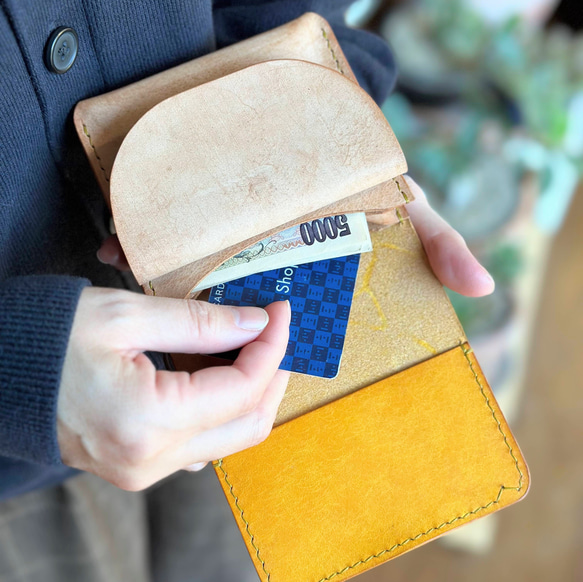 個性的！手縫いコンパクト革財布【輪っか】イタリアンレザーでくるりと包む自由な財布・イエロー 5枚目の画像