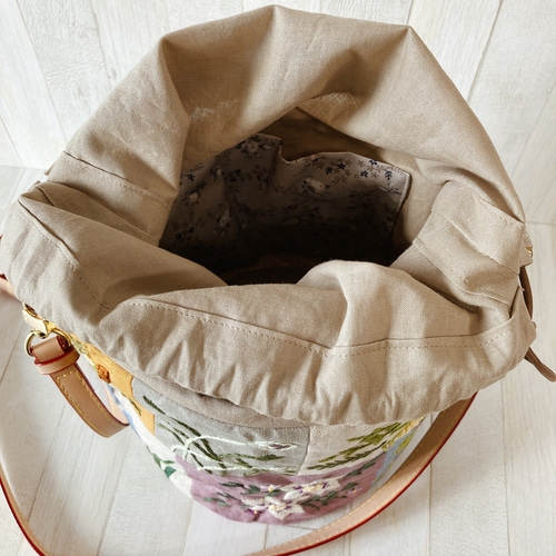 受注製作= 丸底 ショルダーバッグ 手刺繍 ハンドメイド6つのお花