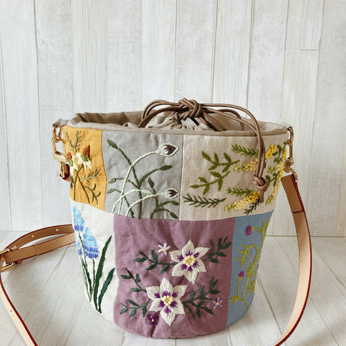 受注製作= 丸底 ショルダーバッグ 手刺繍 ハンドメイド6つのお花 受注製作= 丸底 ショルダーバッグ 手刺繍 ハンドメイド6つのお花