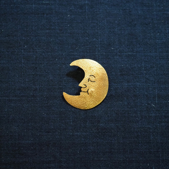 受注制作　眠りにつく月　小ぶり　真鍮ブローチ 1枚目の画像