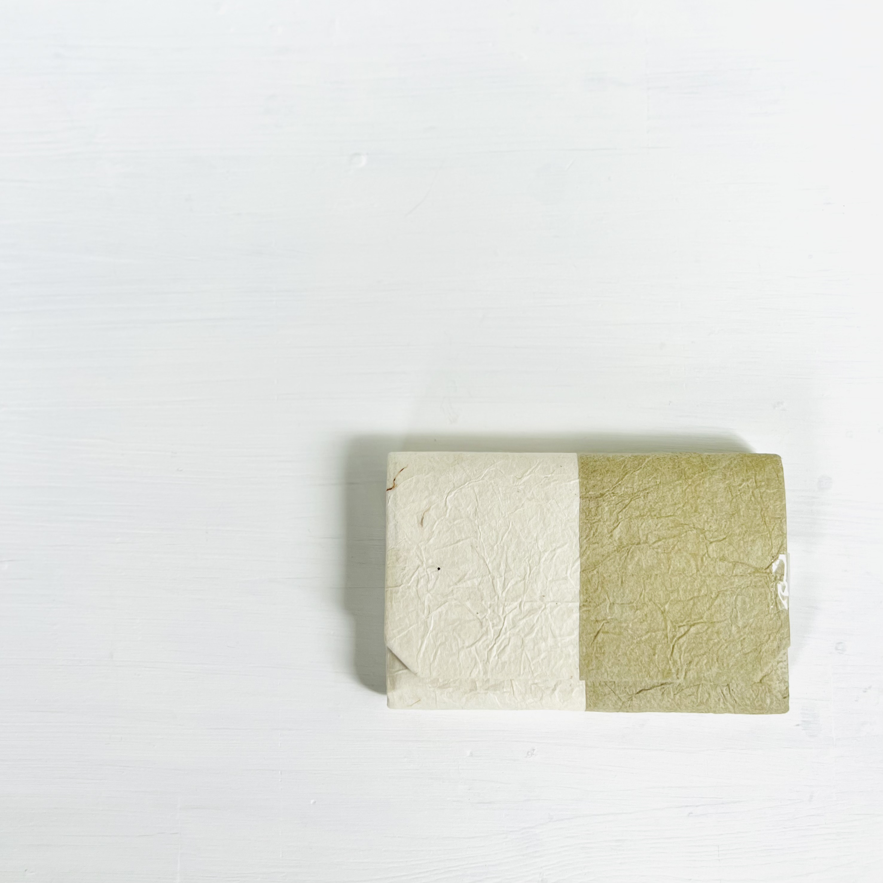 クロガネモチ染め和紙のカードケース