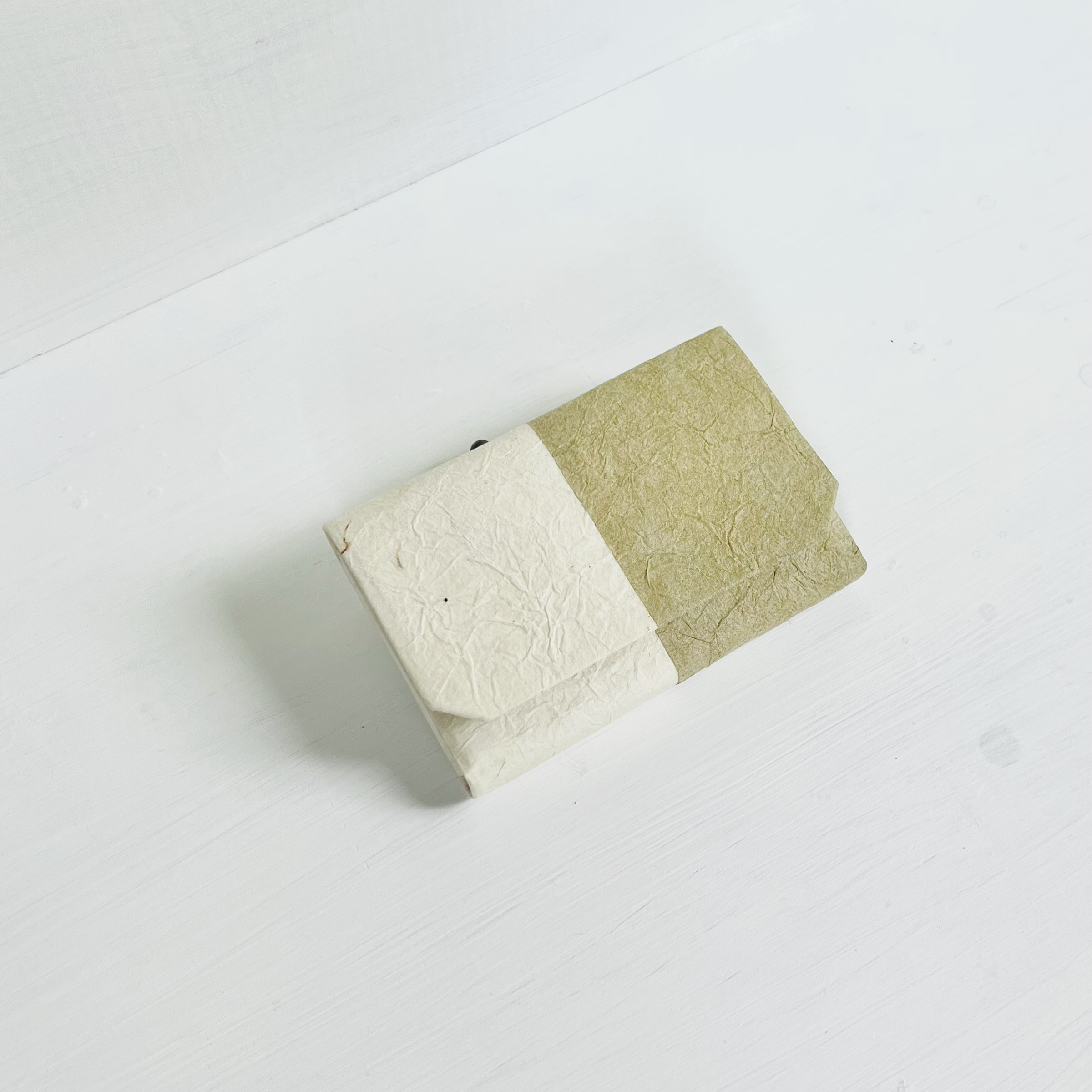 クロガネモチ染め和紙のカードケース