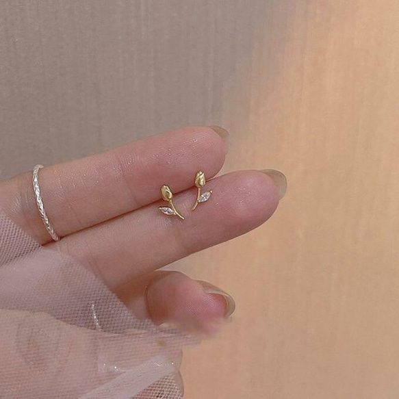 チューリップ　ピアス　ジルコニアピアス　フラワーピアス　シルバー925 かわいい　フェミニン　こぶり　シンプル　花　花束 3枚目の画像