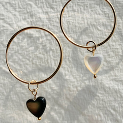 黑白之心珍珠母貝耳圈(14KGF) /Black & White Pearl Heart Hoops (14KGF) 第4張的照片