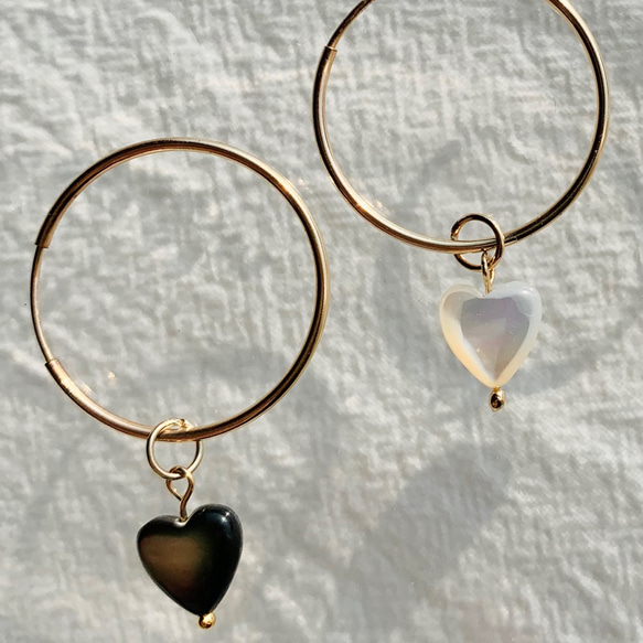 黑白之心珍珠母貝耳圈(14KGF) /Black & White Pearl Heart Hoops (14KGF) 第4張的照片