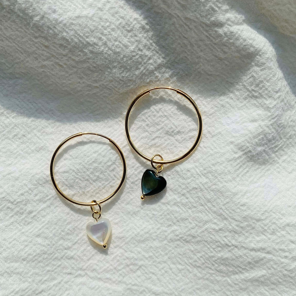 黑白之心珍珠母貝耳圈(14KGF) /Black & White Pearl Heart Hoops (14KGF) 第1張的照片