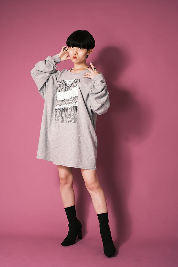 魂の窓 長袖Tシャツ｜ウェディングドレスの騙し絵、杢グレー、コットン 6枚目の画像