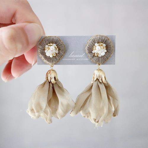 シフォンタッセル×花のビーズ刺繍ピアス/イヤリング/ノンホールピアス