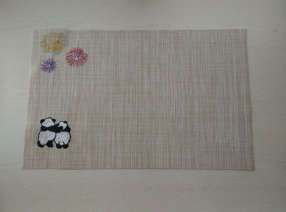 パンダと花火の手刺繍ランチョンマット 2枚目の画像
