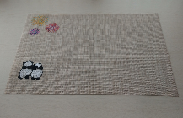 パンダと花火の手刺繍ランチョンマット 3枚目の画像