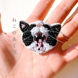 ビーズ刺繍　✳︎ねこのあくびブローチ✳︎ /猫/ねこ/にゃんこ/ハチワレ/はちわれ 2枚目の画像