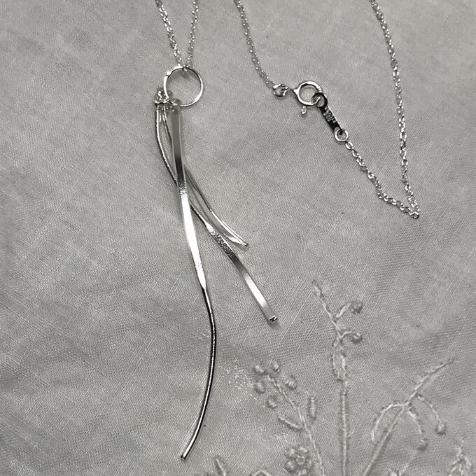 シルバーペンダント／3本の揺れる銀線（送料無料）