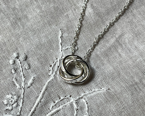 シルバーペンダント／3つの重なる輪（送料無料） ネックレス