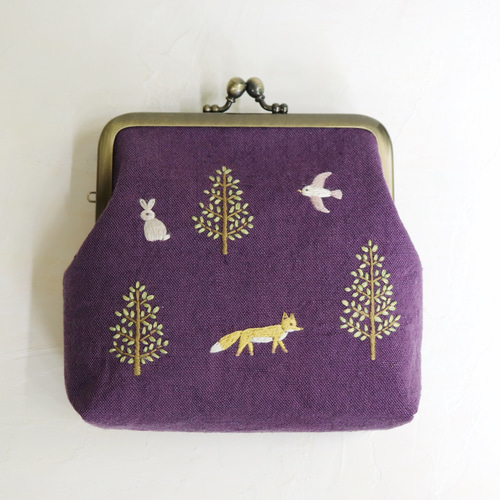 森と動物の物語のがま口ポーチ　手刺繍　ハンドメイド 受注生産】手刺繍のがまポーチ『森の中の動物たち』 がま口