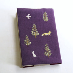 【受注製作】手刺繍のブックカバー『森の中の動物たち』 1枚目の画像