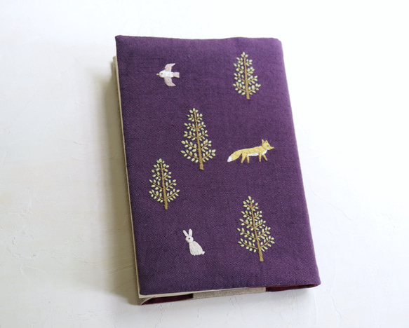 受注製作】手刺繍のブックカバー『森の中の動物たち』 ブックカバー スミレソラ 通販｜Creema(クリーマ) 14440842